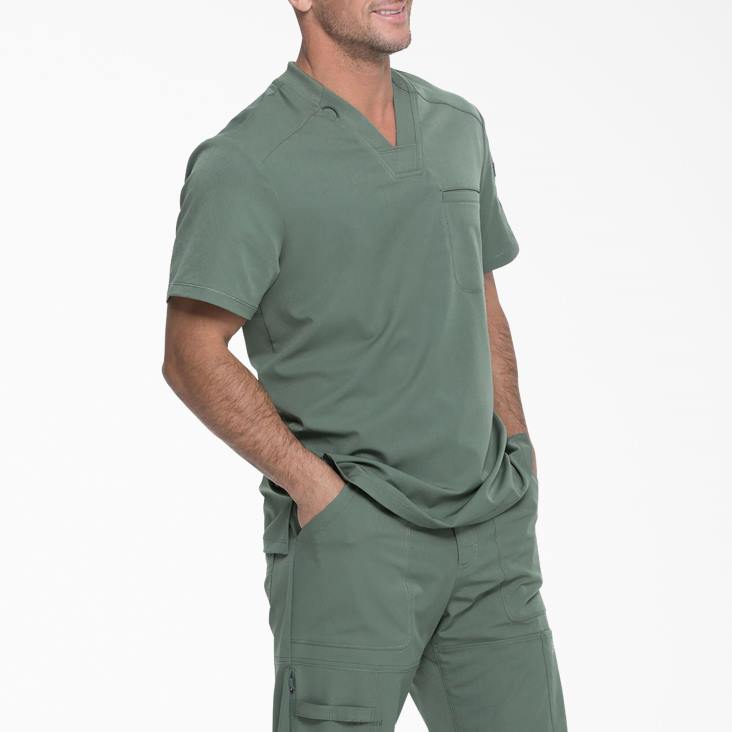 Heren Dickies dynamix scrubtop met v-hals en ritsvak olijfgroen (oli) kleding 6F0X1252